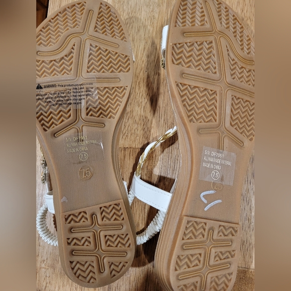 Womens sandles - Picture 2 of 2